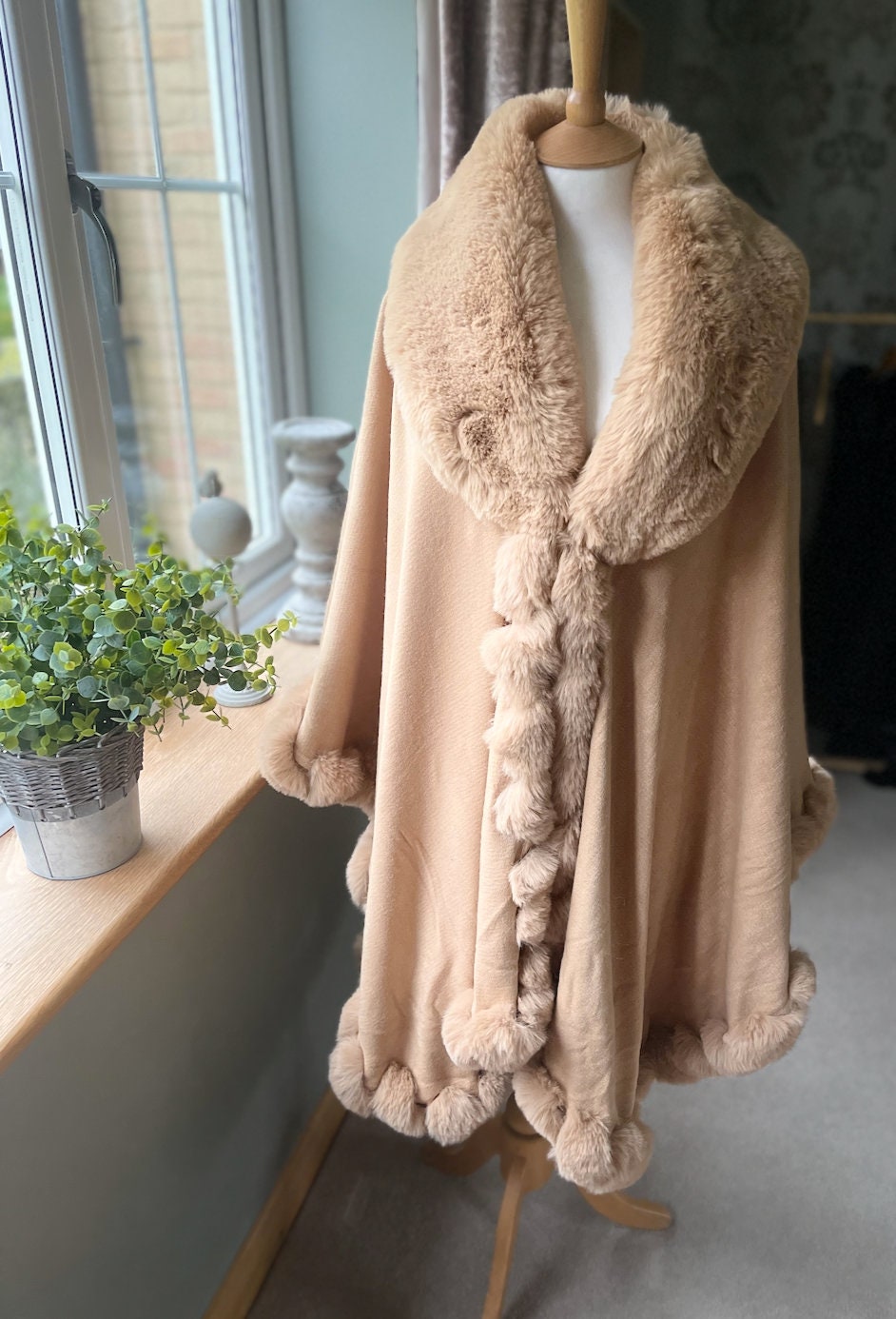 Made in Italy Luxurious Faux Fur Trim Camel Cape Shawl